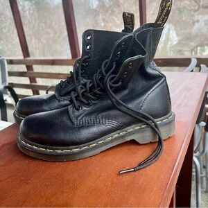 1460 Dr. Martens Women's Virginia Leather Boots in Black
